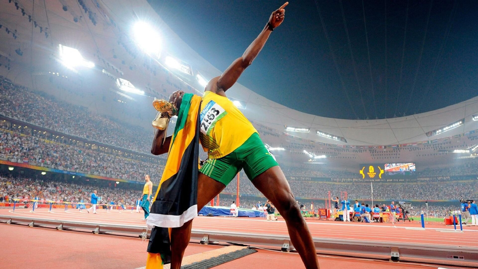 全国多地推行“足球场地自行冠名”，推动足球场馆社会化运营，足球比赛场馆